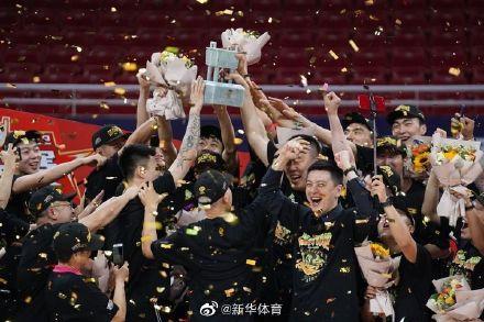 韩国篮球联赛冠军奖杯争夺激烈