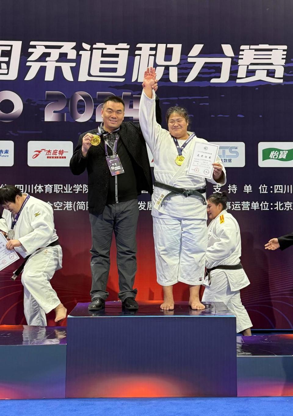 河南队喜获胜利，晋级全国比赛四强，向冠军努力！