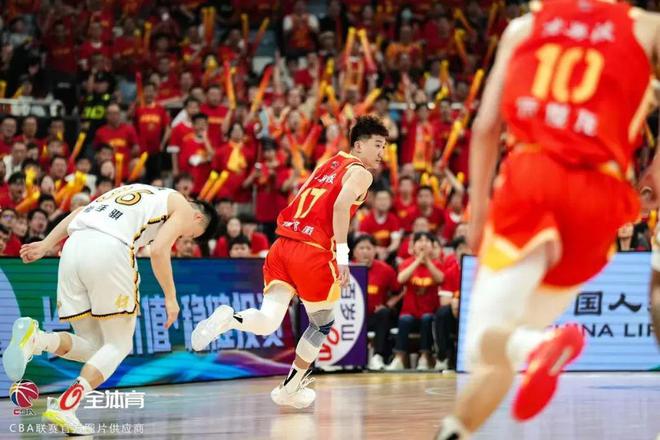 四川男篮坐镇主场,击败辽宁队挺进前四 四川男篮坐镇主场,击败辽宁队挺进前四