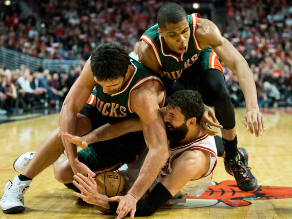 芝加哥公牛遭遇密尔沃基雄鹿强势反击 芝加哥公牛遭遇密尔沃基雄鹿强势反击