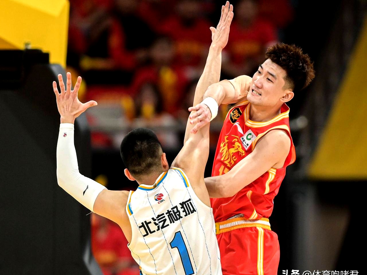 双方教练开怼,皆因比赛中争议判罚 双方教练开怼,皆因比赛中争议判罚