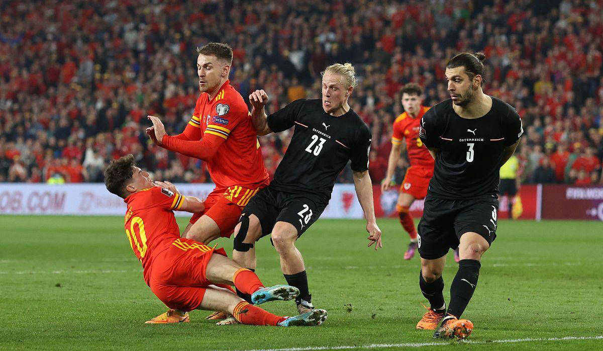 比利时主场大胜几内亚，继续领跑