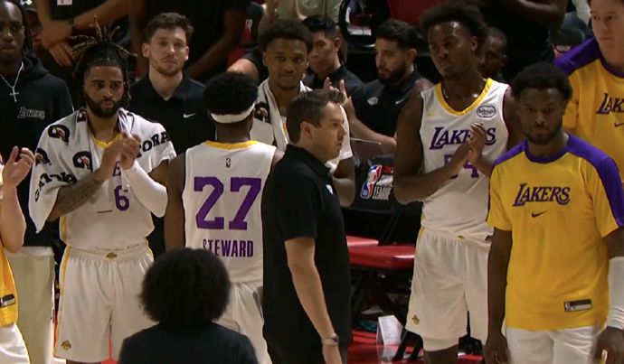 比赛中突发状况,外援紧急离场 比赛中突发状况,外援紧急离场