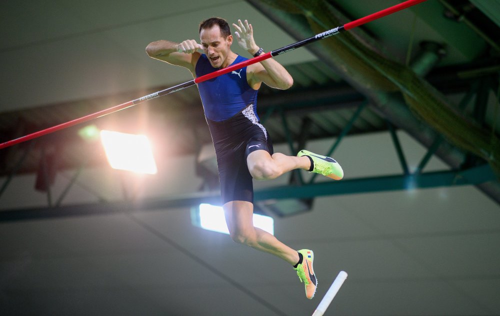 包含法国田径选手突破个人最佳成绩的词条