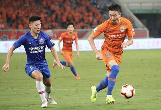 皮球在球场上飞来飞去,精彩绝伦 皮球在球场上飞来飞去,精彩绝伦