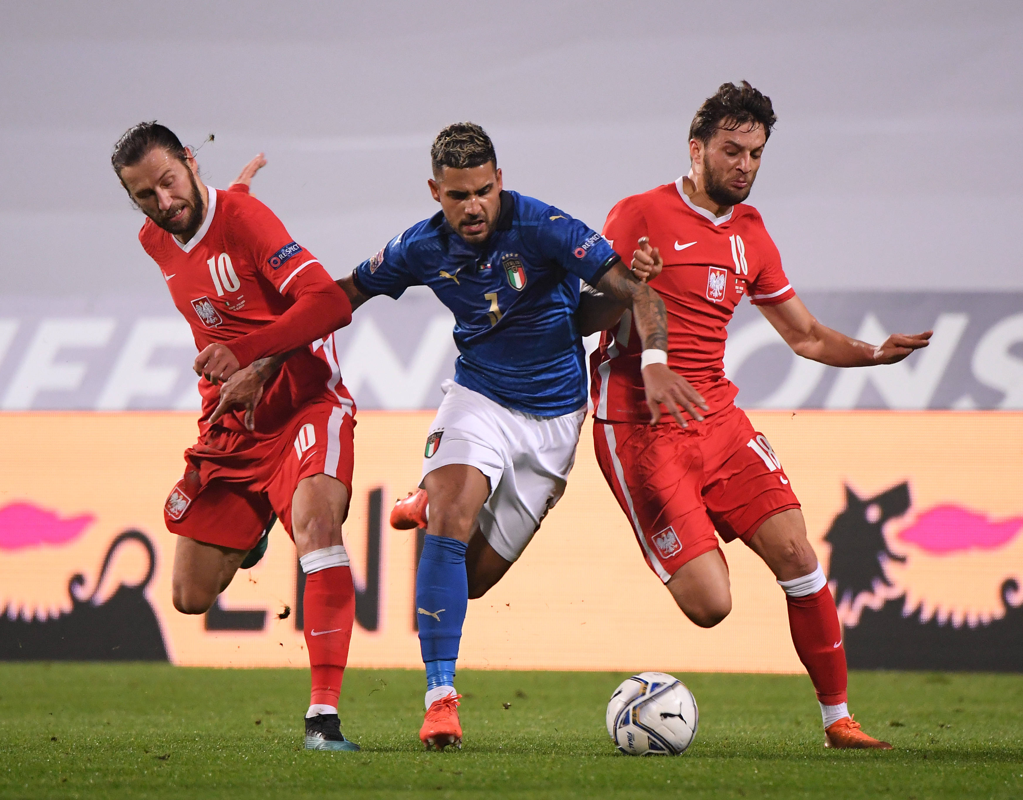 意大利足球职业联赛的热门对决即将引爆球迷热情 意大利足球职业联赛的热门对决即将引爆球迷热情