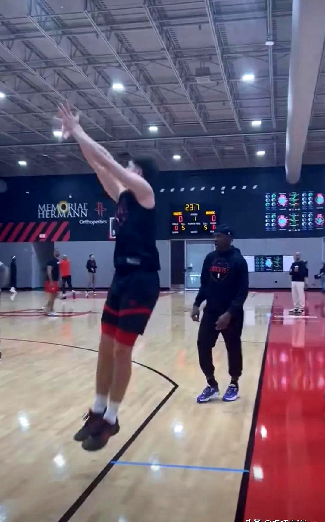 雄兽队主场奋力抗衡，最终不敌对手