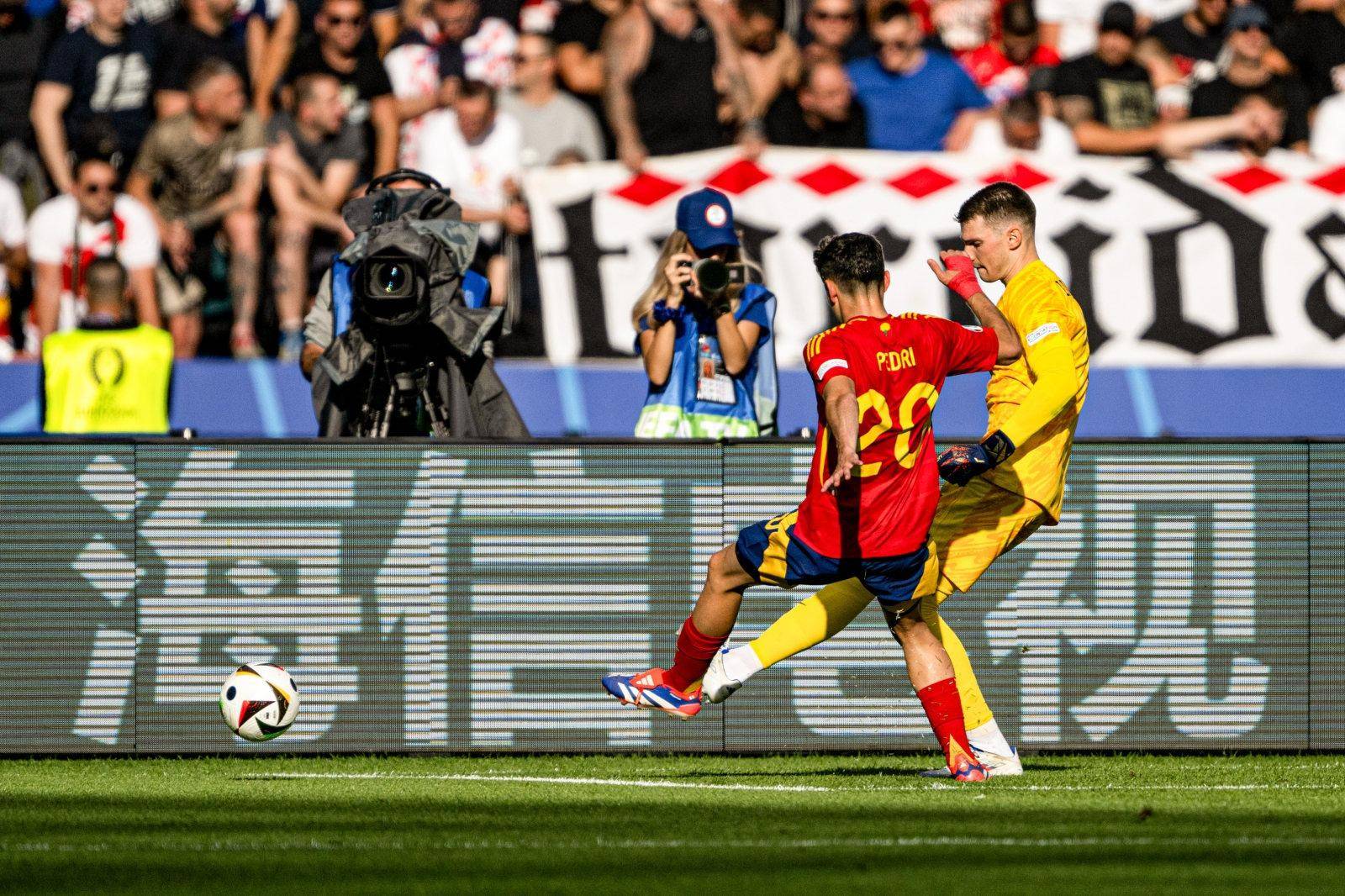 关于西班牙队出色表现，创下胜利纪录的信息