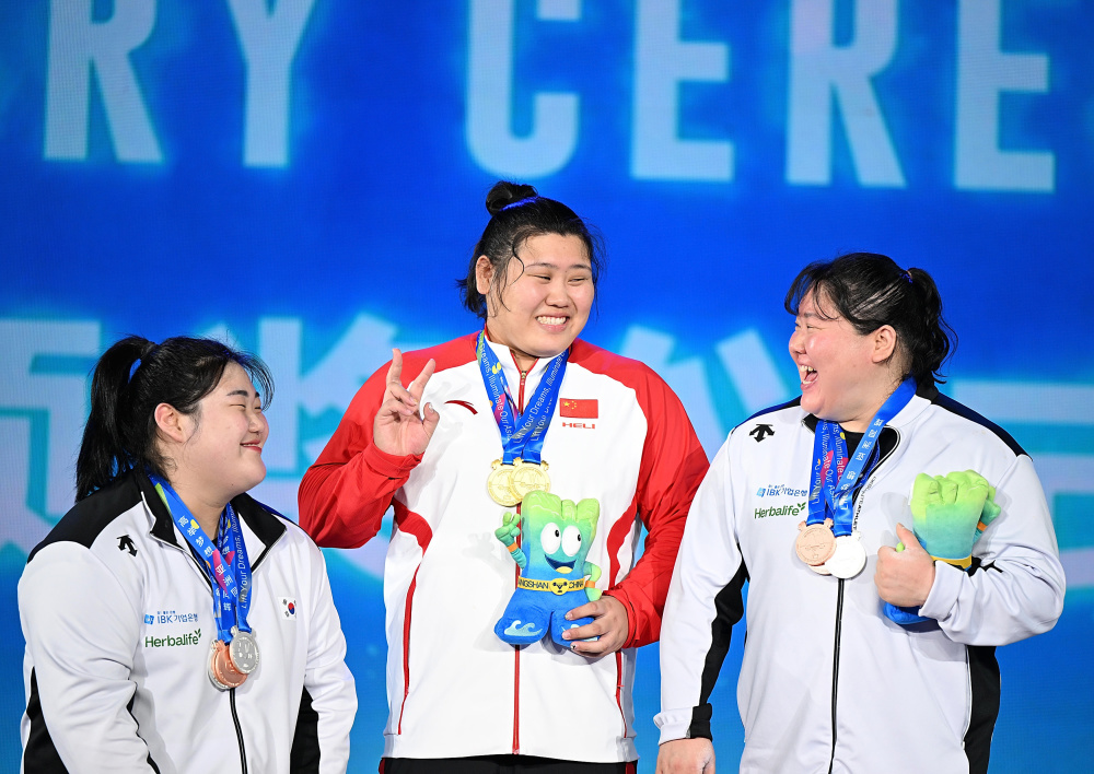 开云官网-女子举重竞争激烈，俄罗斯选手夺冠