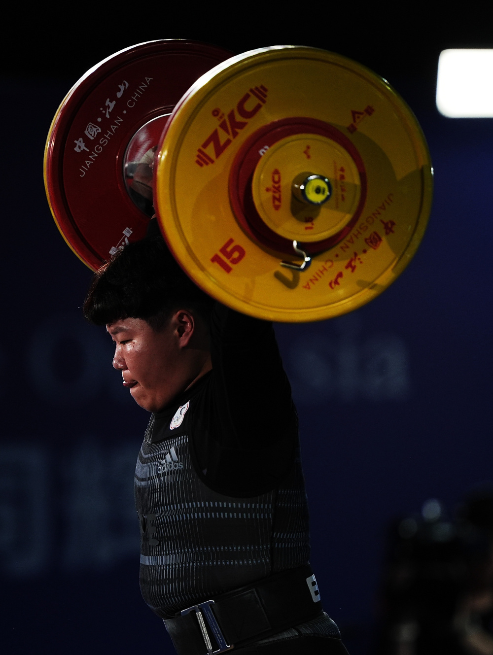 女子举重竞争激烈，俄罗斯选手夺冠