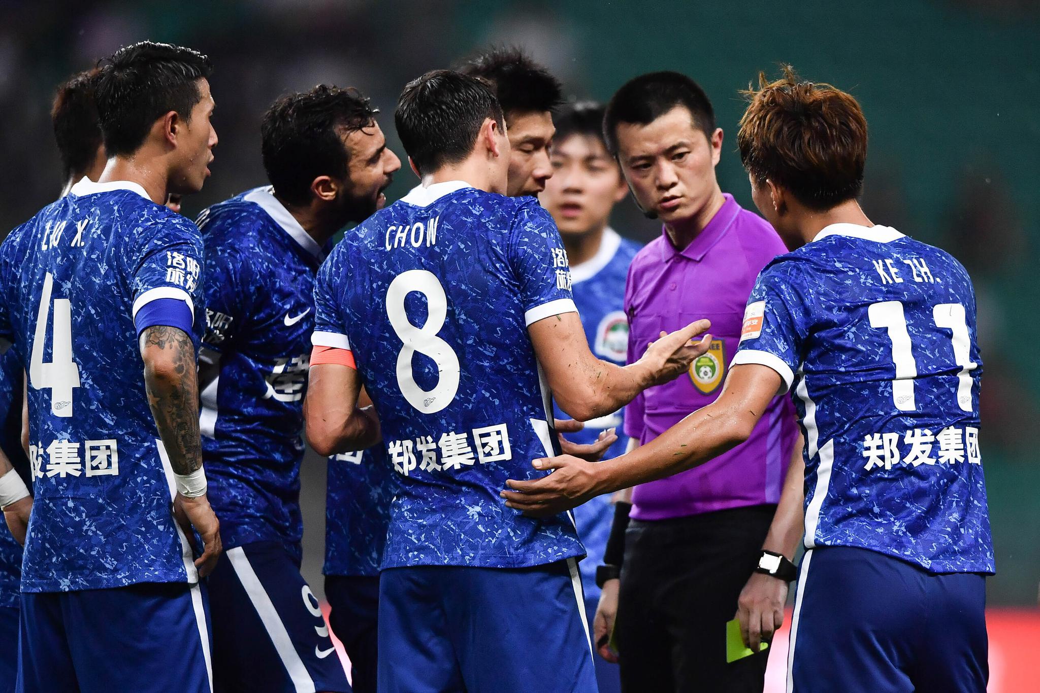 开云体育入口-关于隐患不断！裁判判罚引起争议，现场气氛紧绷的信息