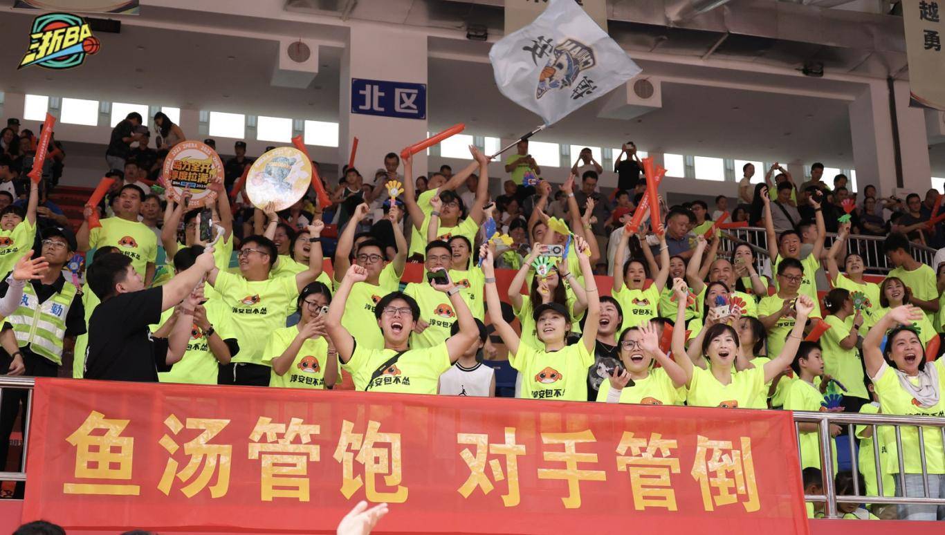 球员们展现出色技艺,力求为球队夺冠 球员们展现出色技艺,力求为球队夺冠