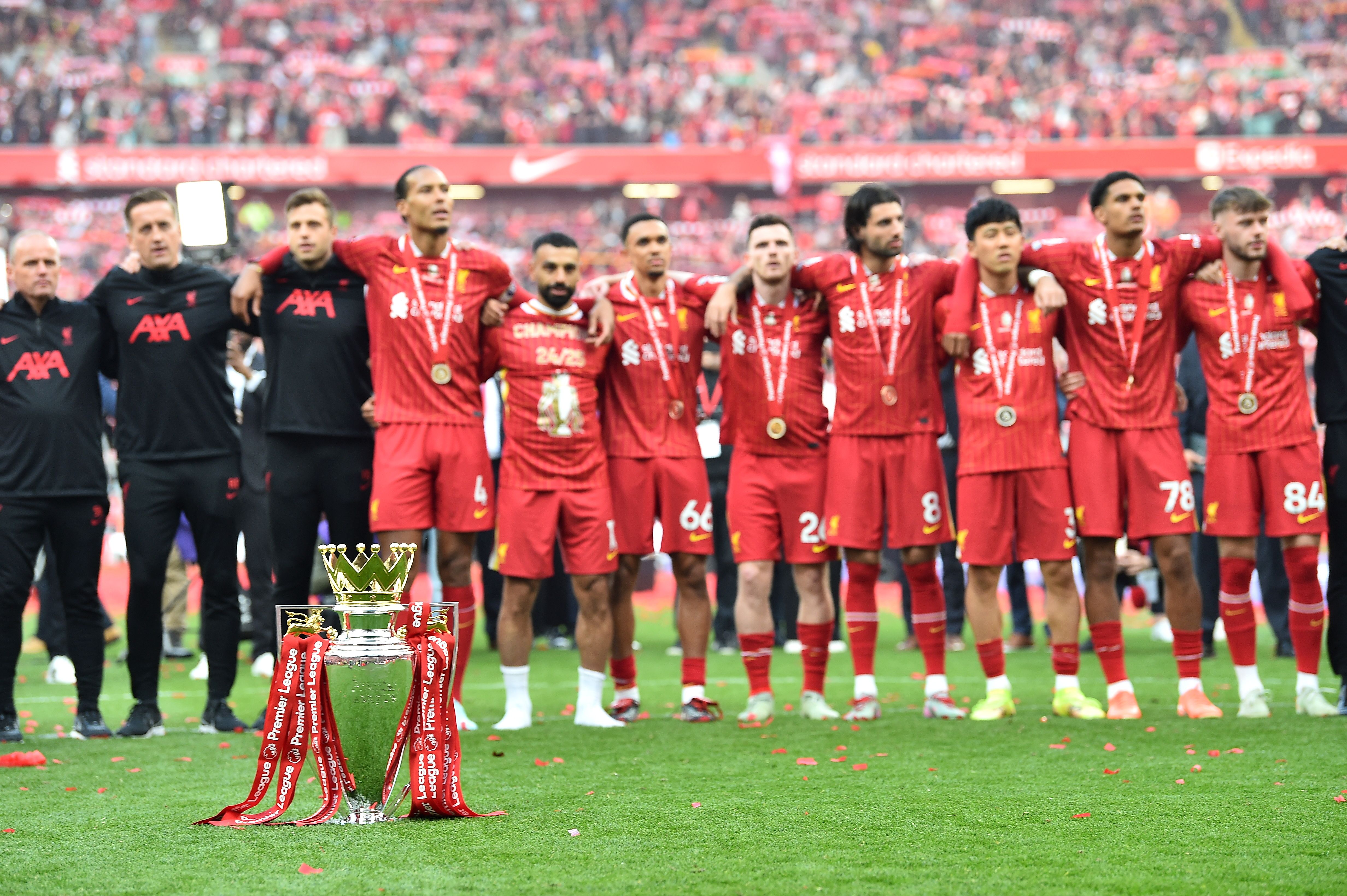 球员们展现出色技艺,力求为球队夺冠 球员们展现出色技艺,力求为球队夺冠