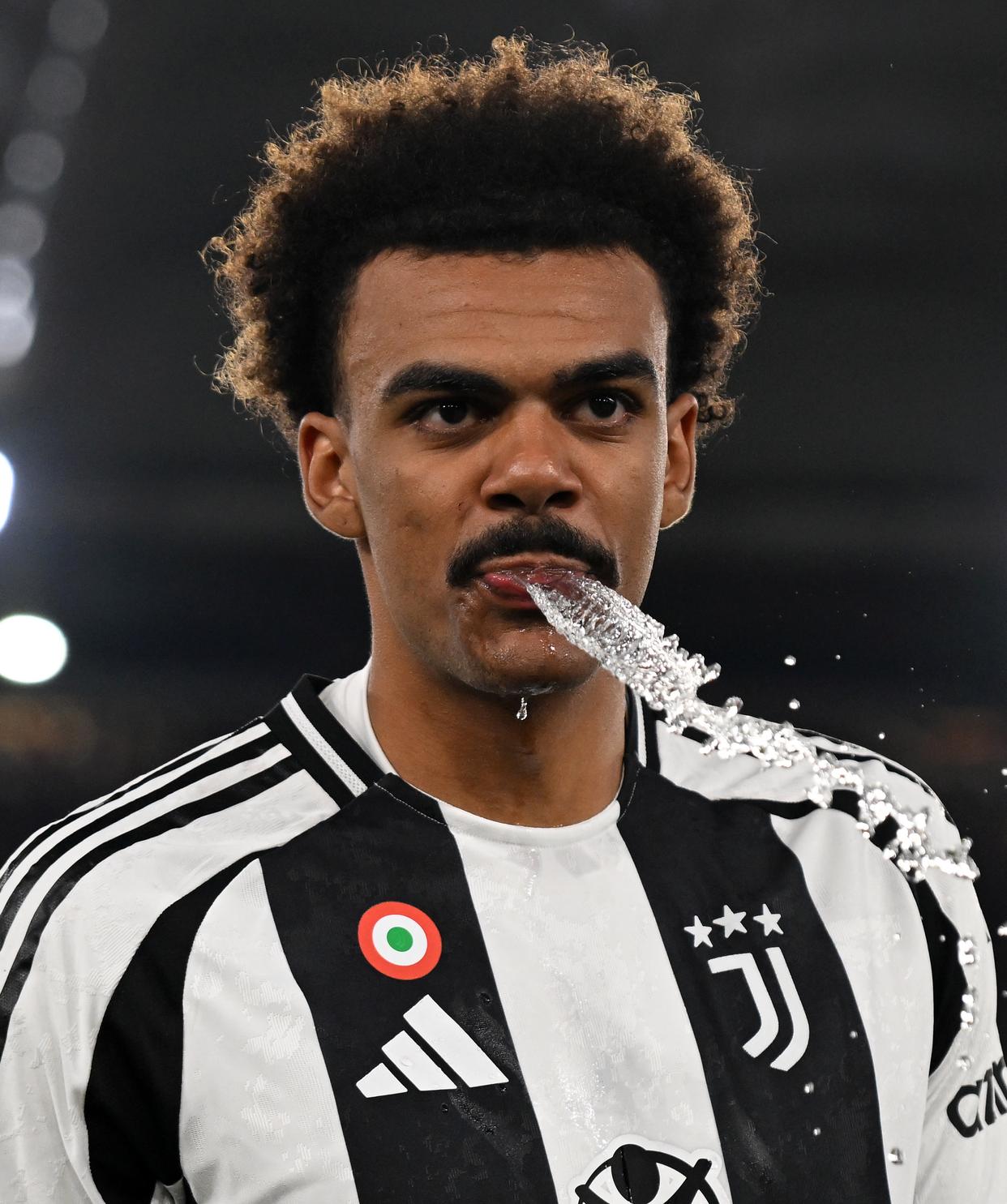 关于尤文图斯主教练盛赞球员团结一心的信息 关于尤文图斯主教练盛赞球员团结一心的信息