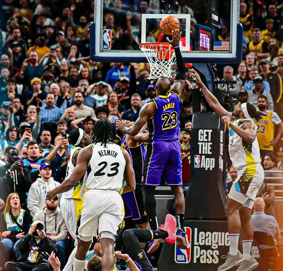 开云体育官网-篮球比赛中一支杰出的球队成功翻盘取得胜利