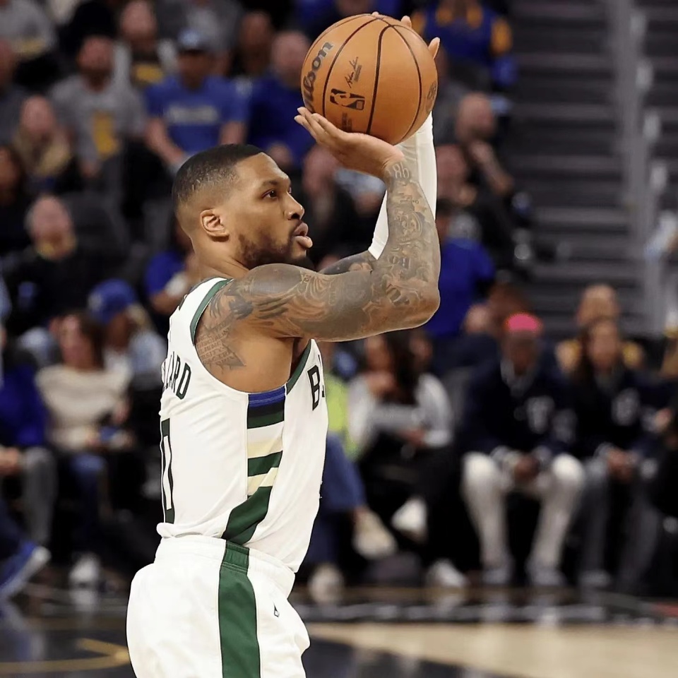 雄鹿全队发威力克猛龙,取得系列赛首胜的简单介绍 雄鹿全队发威力克猛龙,取得系列赛首胜的简单介绍