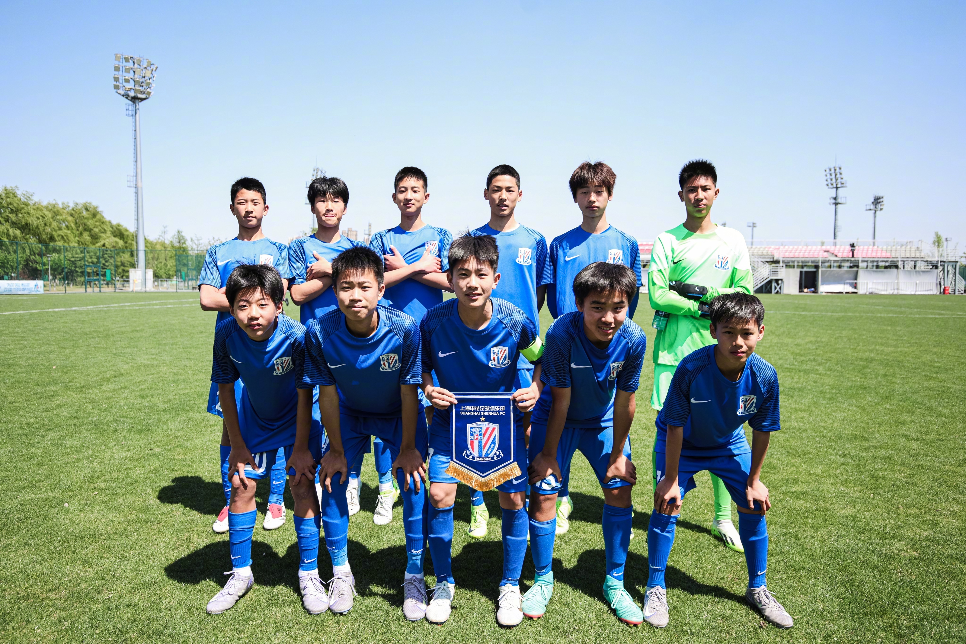 变为：中国足球队晋级下一轮赛事