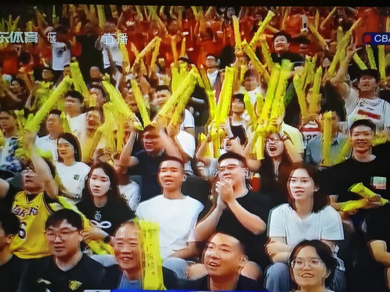 开云体育入口-比赛激烈，场上风云变幻，谁能笑到最后？