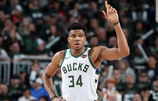 雄鹿大胜热火阿德托昆博砍下35分