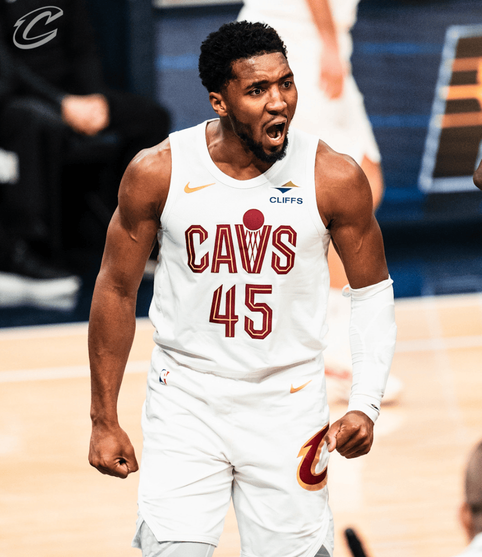 开云体育下载-爵士客场惜败独行侠，米切尔独拿28分