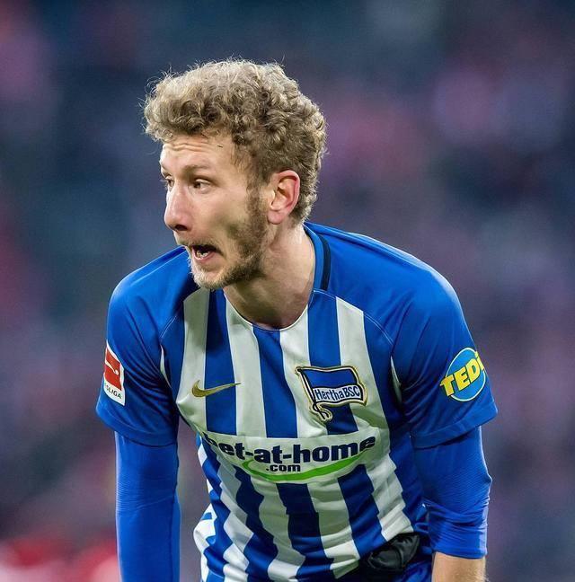 卡尔斯鲁厄队建立攻防平衡,主场取胜展示实力 卡尔斯鲁厄队建立攻防平衡,主场取胜展示实力