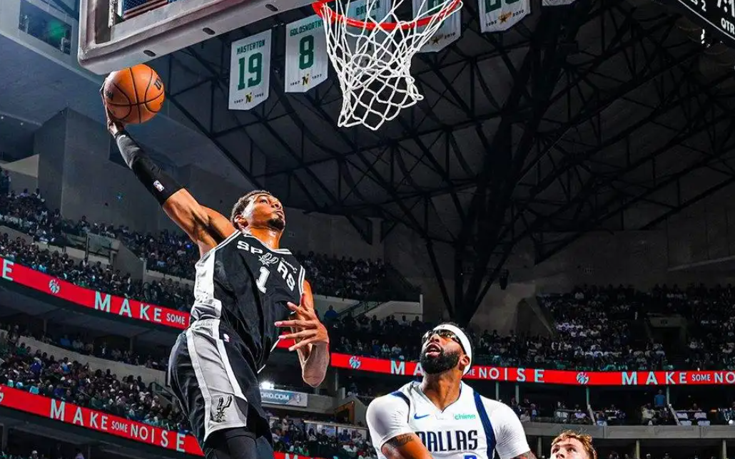 马刺碾压独行侠,布拉德利绝境逆转 马刺碾压独行侠,布拉德利绝境逆转