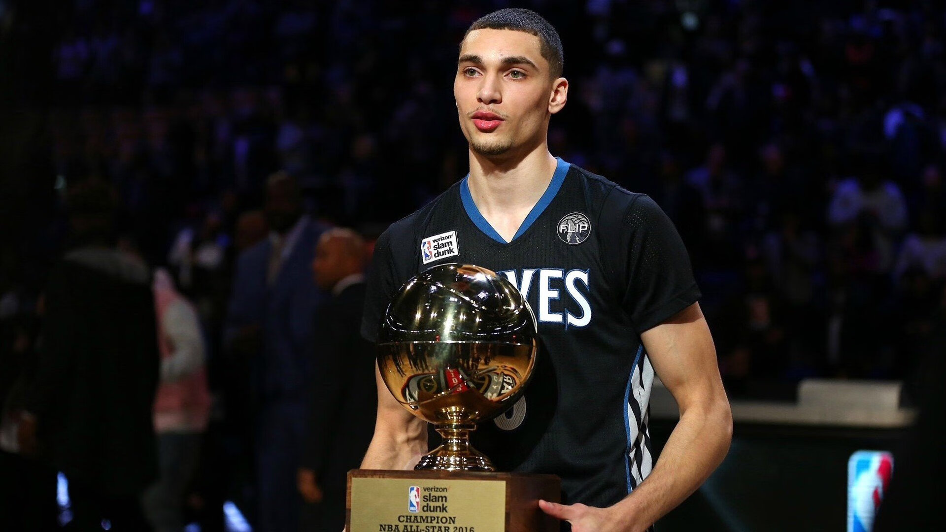 双城记，当爱德华兹砸碎黑暗，山西男篮正碾压着另一种宿命